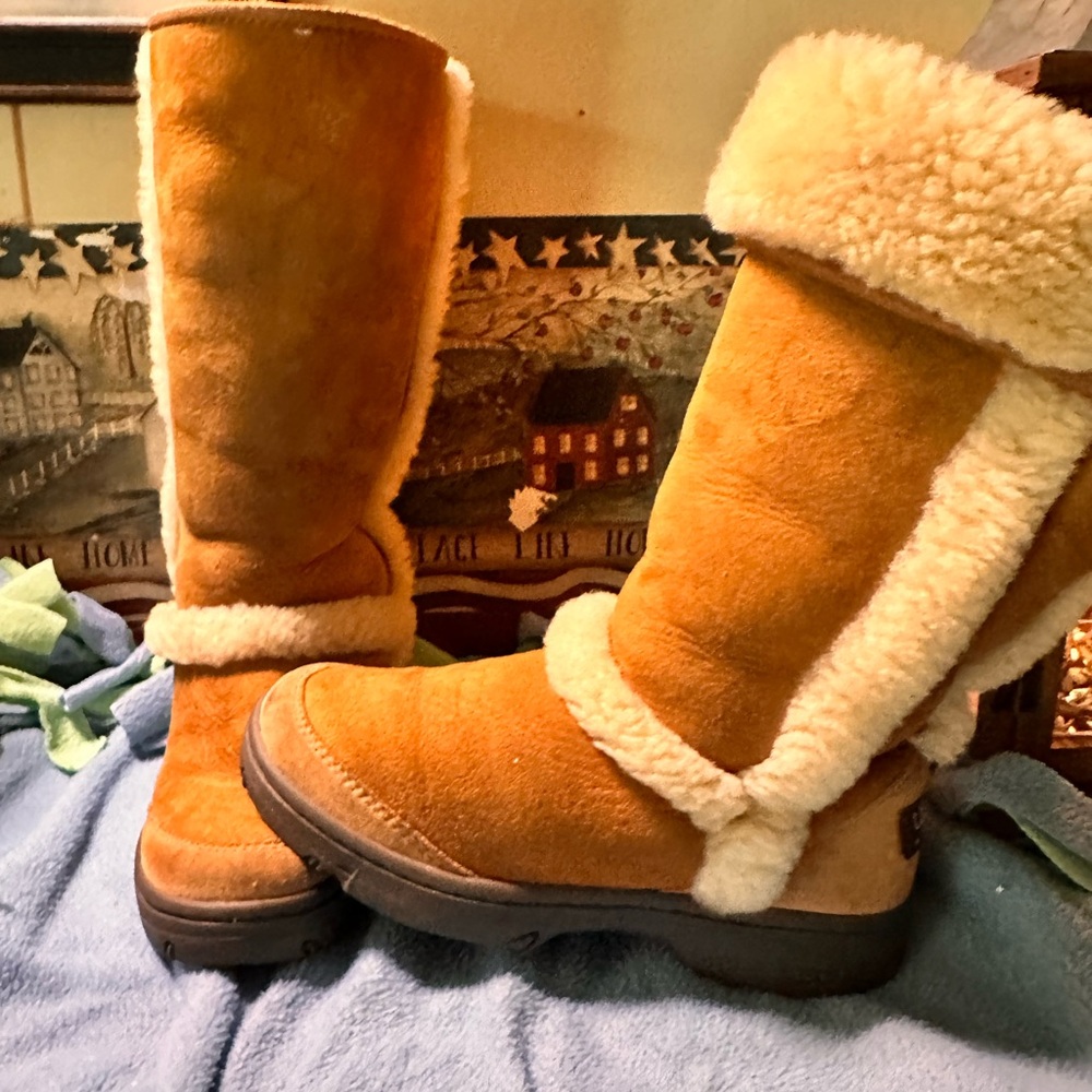 UGG Tan starburst tall Shearling Lined Footwear size 7